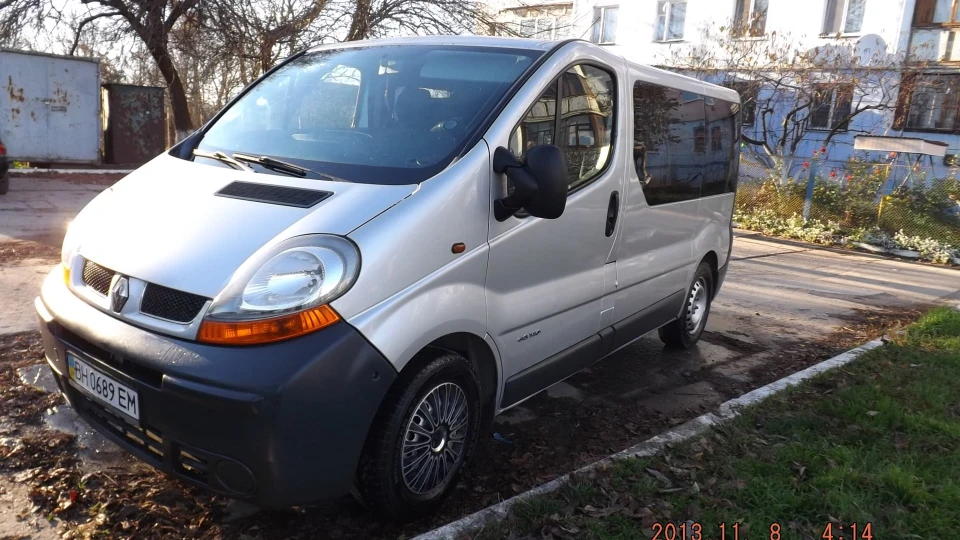 Renault Trafic сірий металік 2.5 dci 4