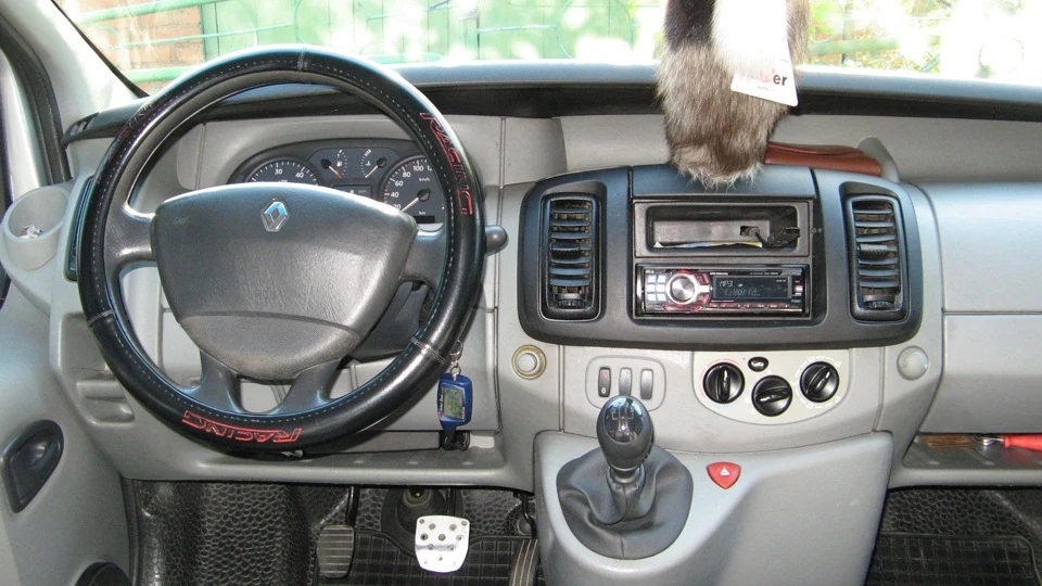 Renault Trafic сірий металік 1,9 DCI 80 3