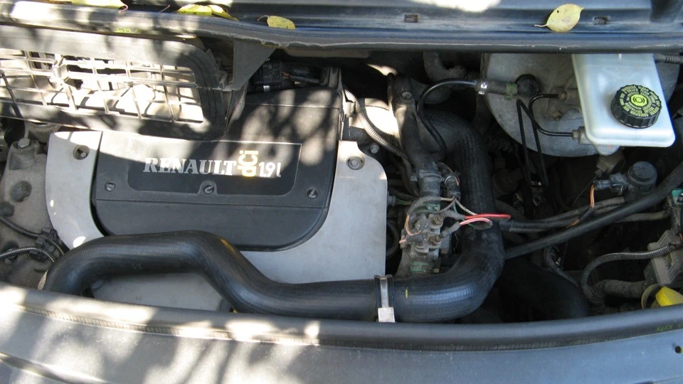 Renault Trafic сірий металік 1,9 DCI 80 4