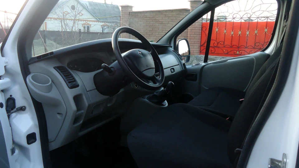 Renault Trafic white gold 5