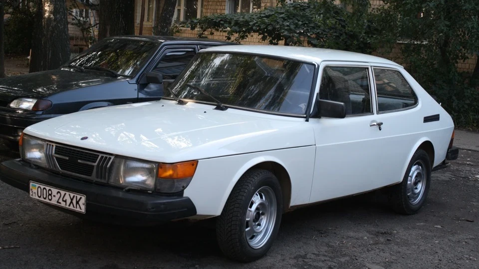 Saab 900 2.0i Swan 3