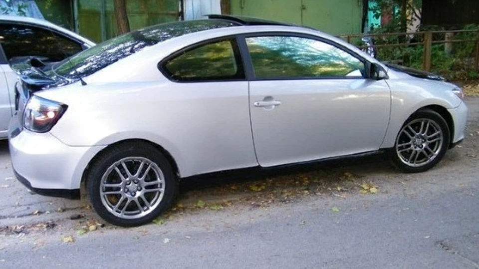 Scion tC сіро-чорний