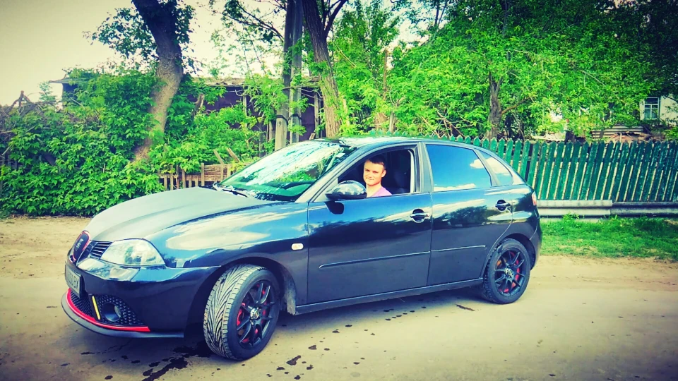 SEAT Ibiza Black-Red Razor 5