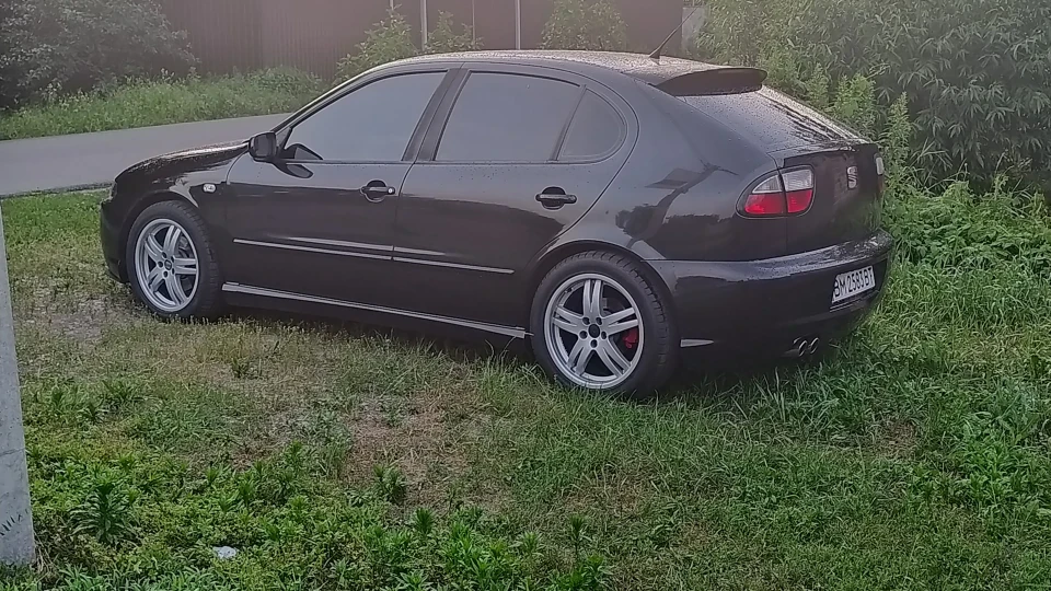 SEAT Leon FR Black Style 3