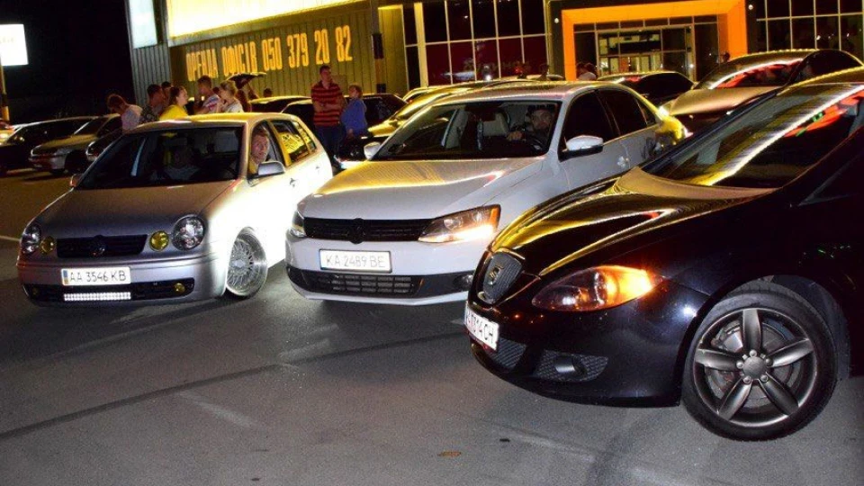 SEAT Leon Чорна кепка на 2.0fsi 4