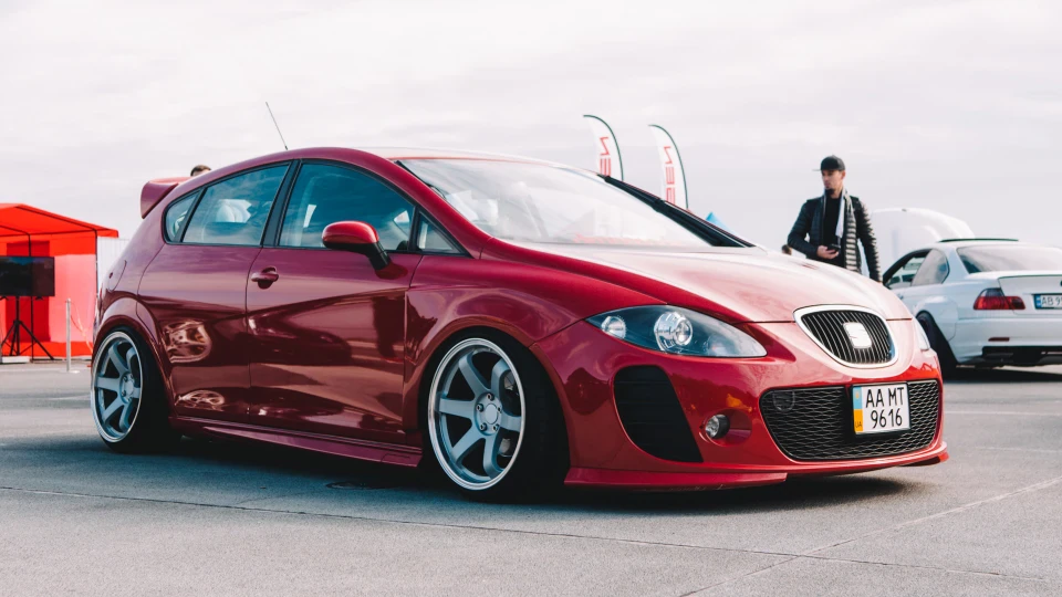 SEAT Leon Червоний