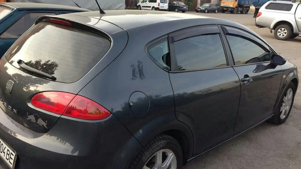SEAT Leon Мокрий асфальт