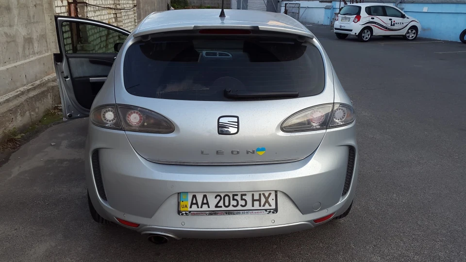 SEAT Leon Породія на Linea R 3