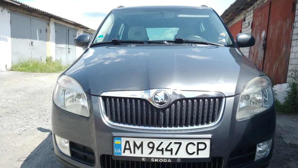 Skoda Fabia Combi Сірий чемодан 2