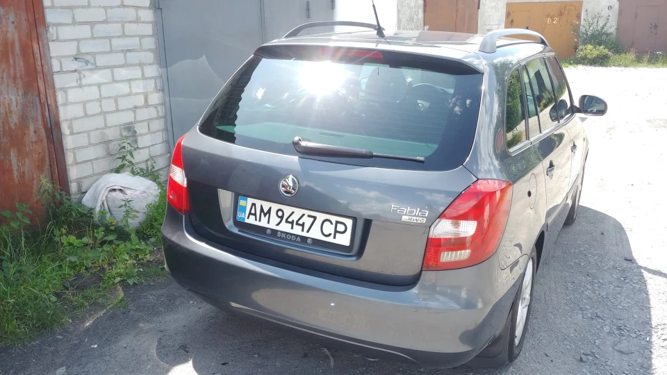 Skoda Fabia Combi Сірий чемодан 4