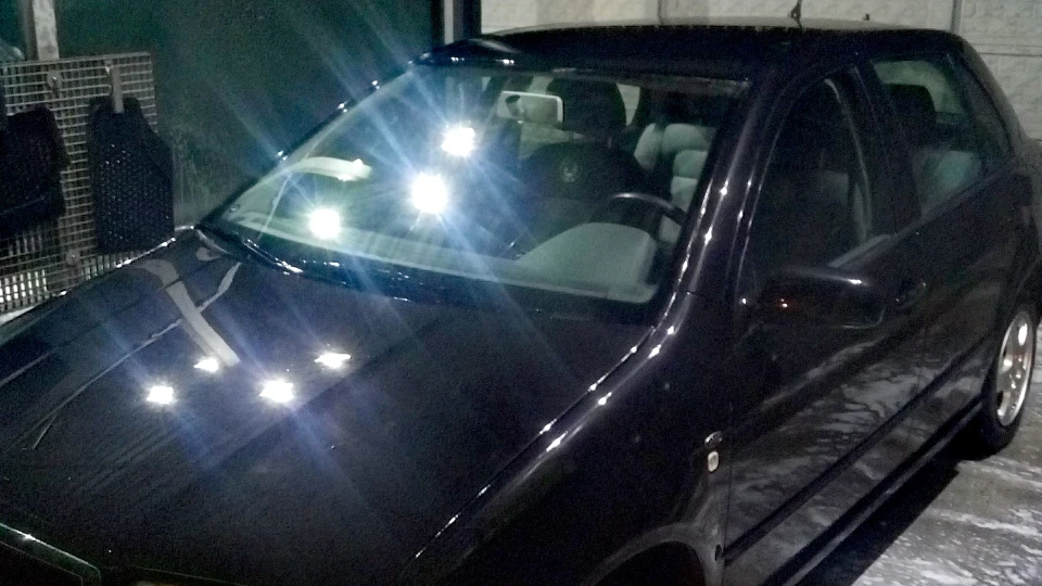 Skoda Fabia Чорний шкод）」