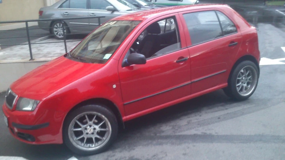 Skoda Fabia червона бритва 500+