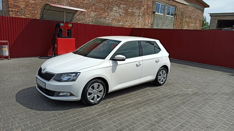Skoda Fabia маленька БЛОНДИНКА