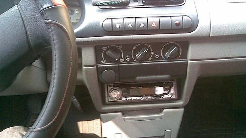 Skoda Felicia червона дзижа