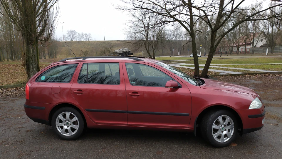 Skoda Octavia Combi Червона комбі 1.6 mpi 3