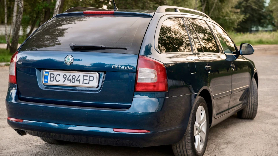Skoda Octavia Combi Lava Blue 2