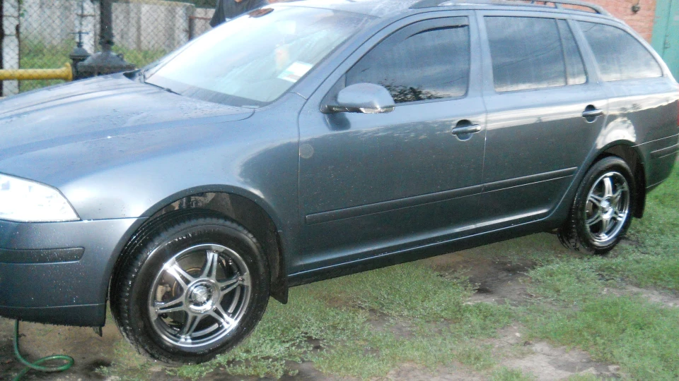 Skoda Octavia Combi Сіренька 1.6 MPI 5
