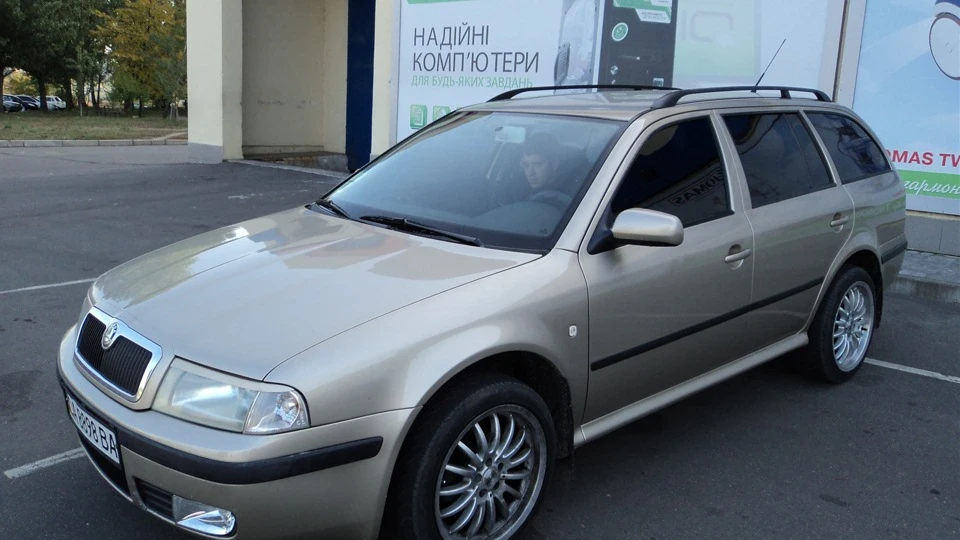 Skoda Octavia Combi Золотий VAGончик 3