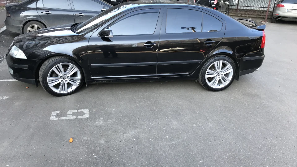 Skoda Octavia чорний металік 2