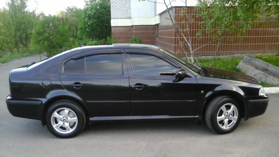 Skoda Octavia Чорний металік 1,6 4