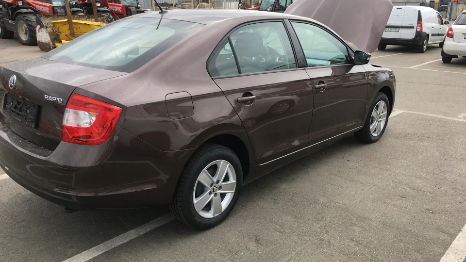 Skoda Rapid коричнева 3