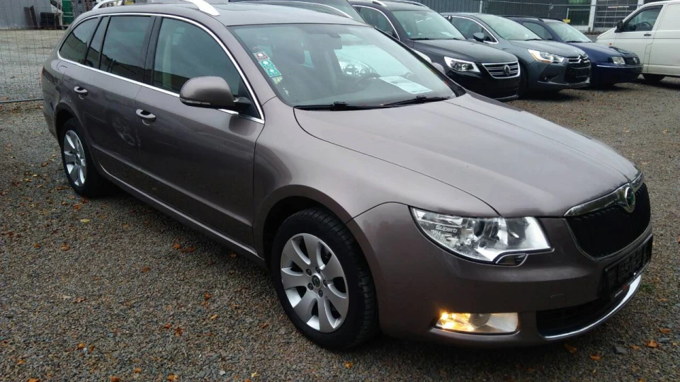 Skoda Superb Combi 2.0 tdi combi panorama 3