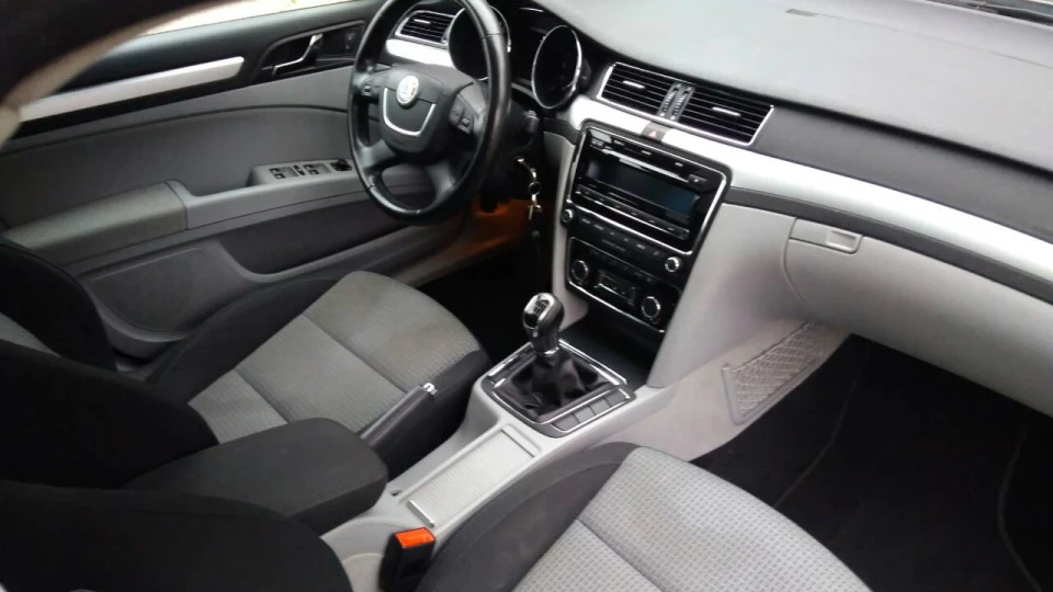 Skoda Superb Combi 2.0 tdi combi panorama 4