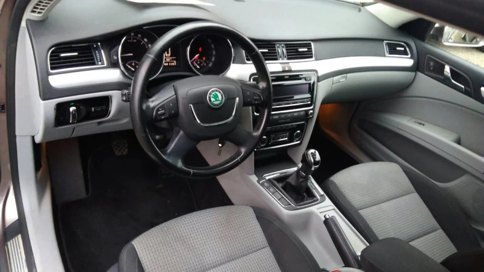 Skoda Superb Combi 2.0 tdi combi panorama 5