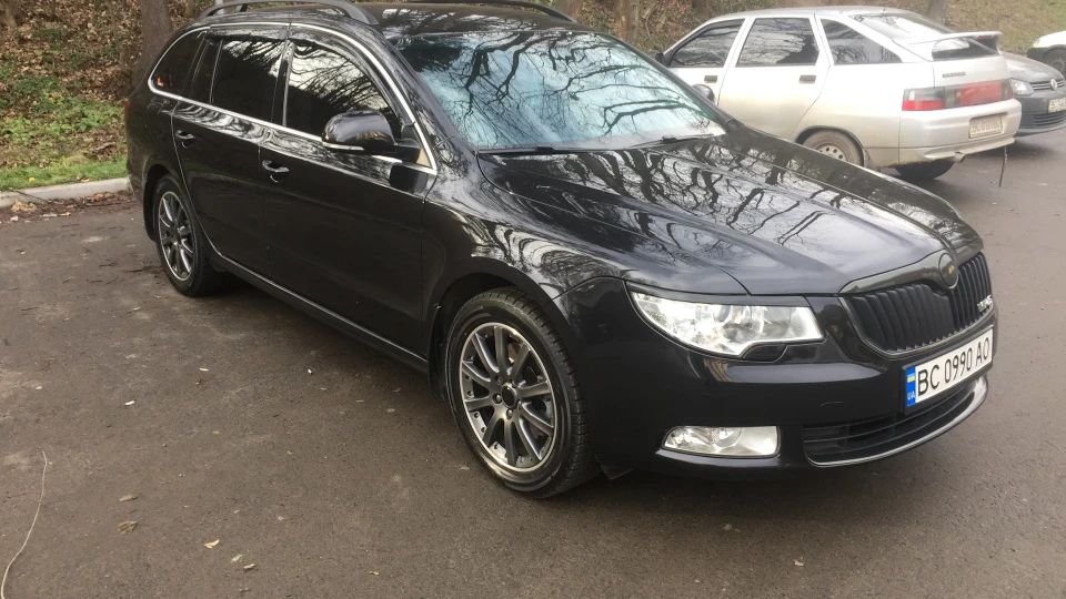 Skoda Superb Combi чорний вагончик