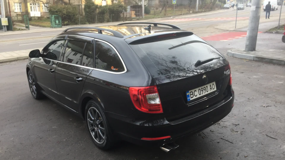 Skoda Superb Combi чорний вагончик 2