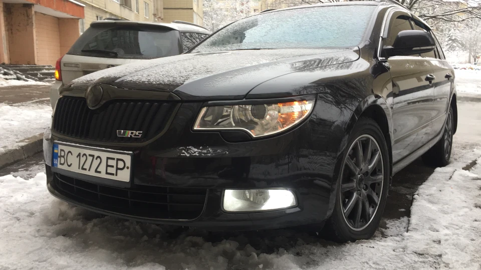 Skoda Superb Combi чорний вагончик 3