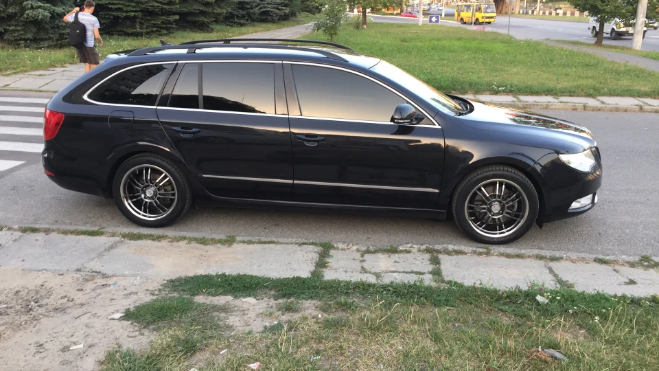 Skoda Superb Combi чорний вагончик 5