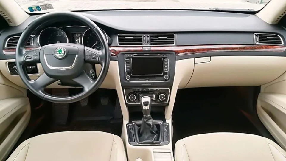 Skoda Superb Black full 2012 4