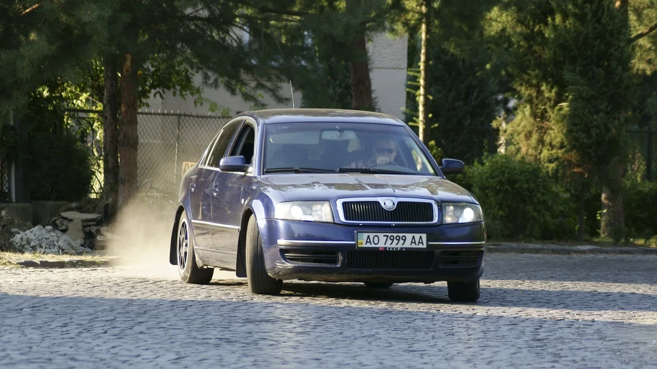Skoda Superb Black Hella 4