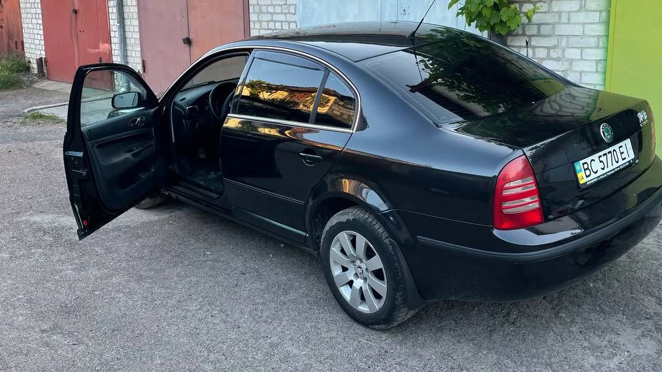 Skoda Superb чорна баржа 1.8 турбо
