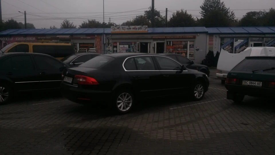 Skoda Superb Чорна блискавка 2