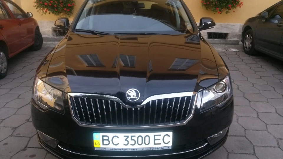 Skoda Superb Чорна блискавка 3