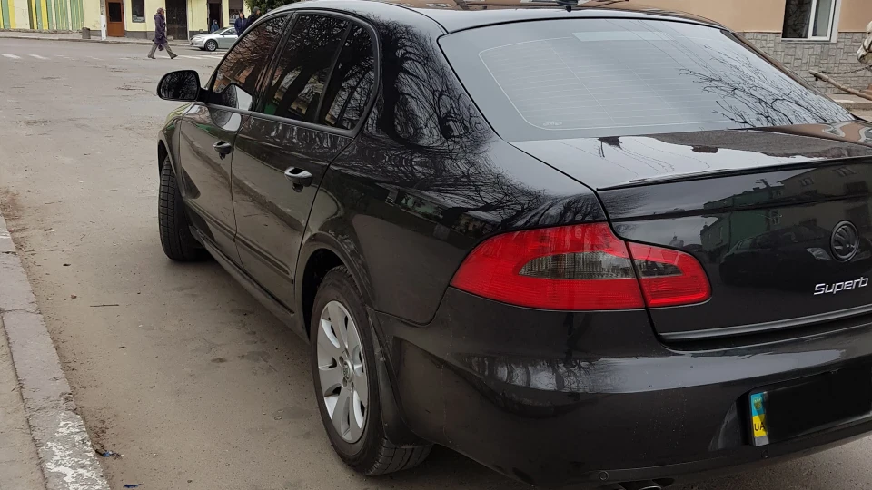 Skoda Superb чорна блискавка 2