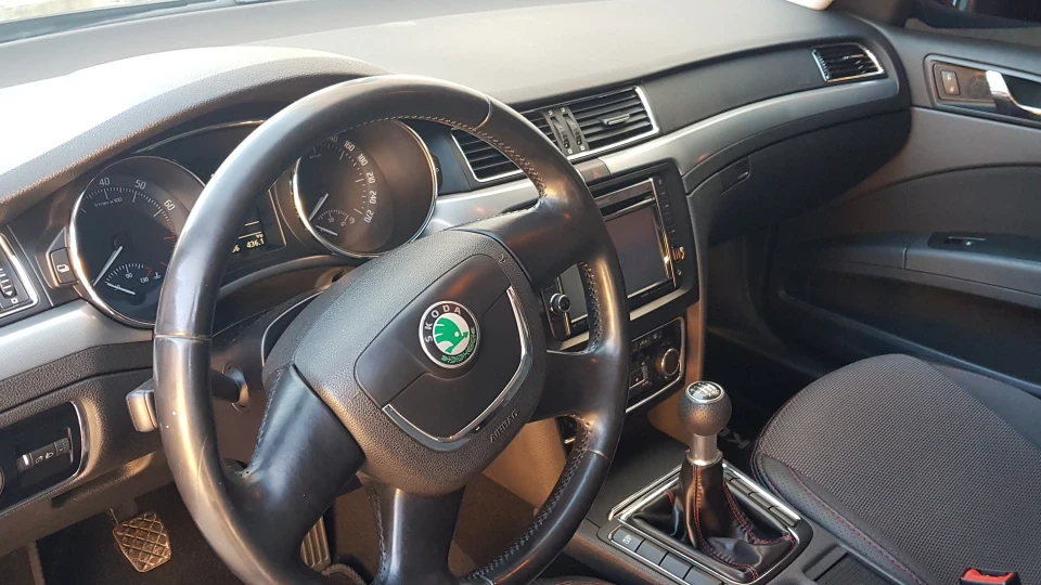 Skoda Superb чорна блискавка 3