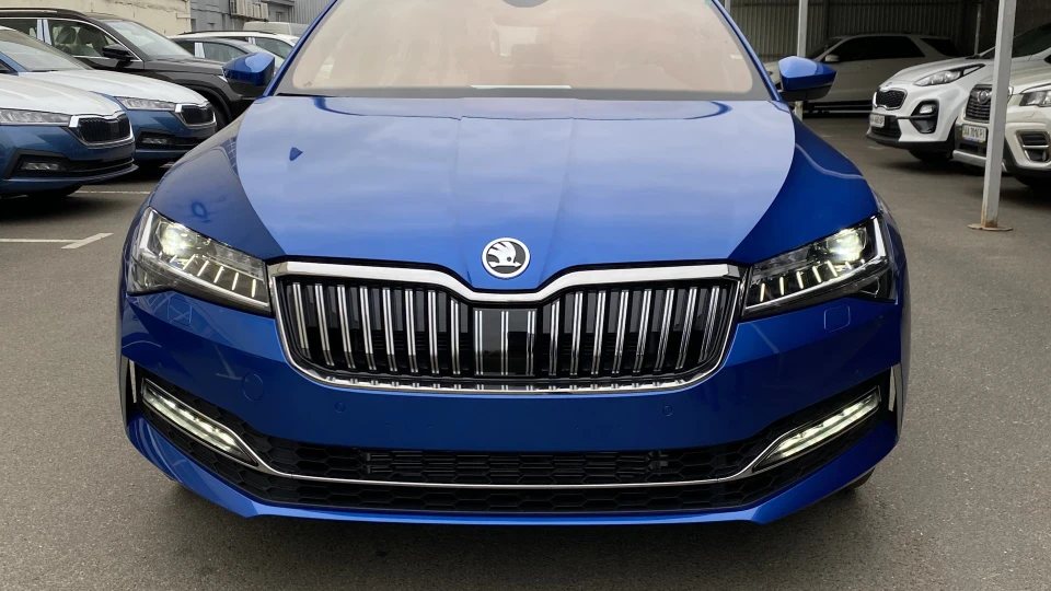 Skoda Superb Race blue 4