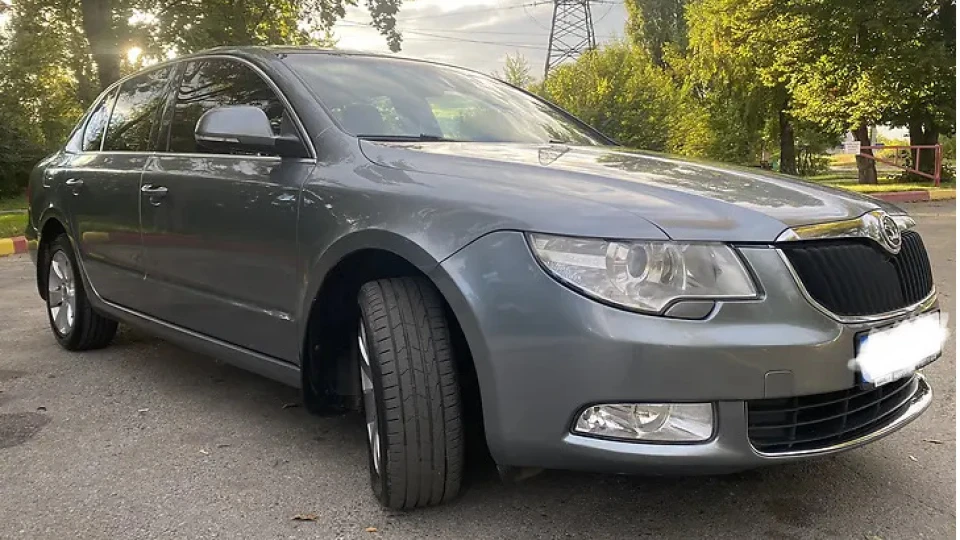 Skoda Superb сіренька