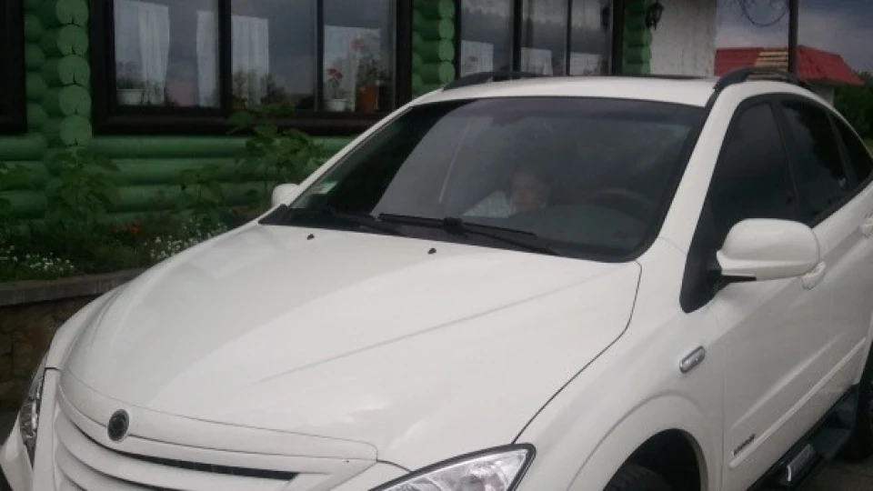 SsangYong Actyon black and white 2