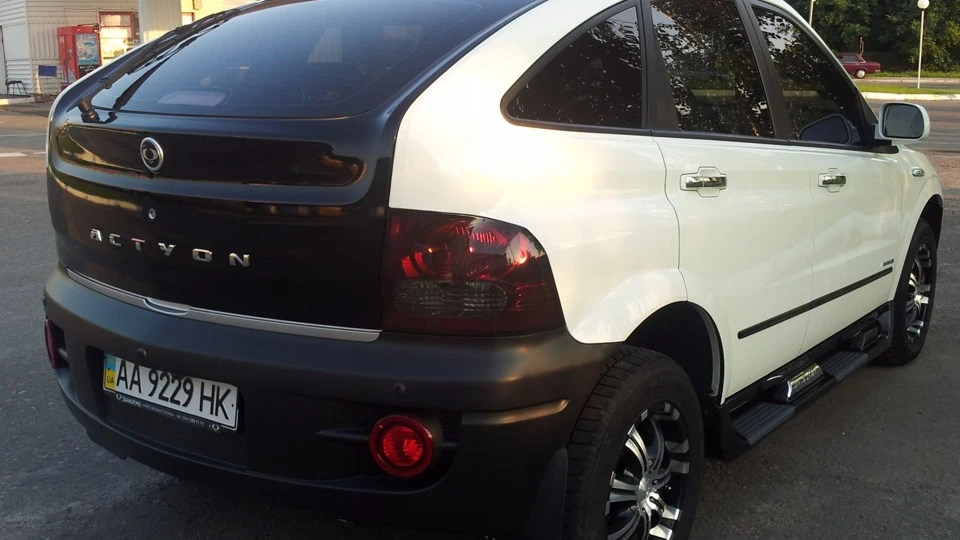 SsangYong Actyon black and white 3