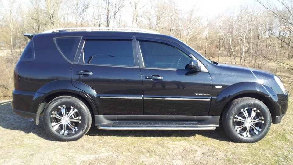 SsangYong Rexton чорний металік