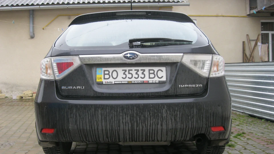 Subaru Impreza мокрий асфальт