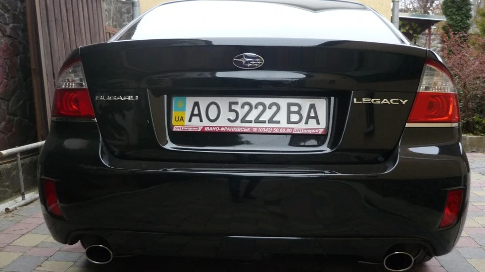 Subaru Legacy чорний металік 2.0