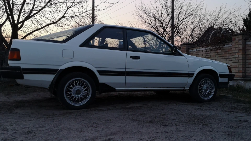 Subaru Leone Біле купе