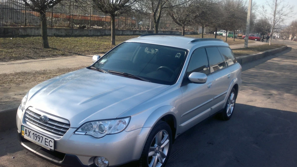 Subaru Outback сріблястий металік