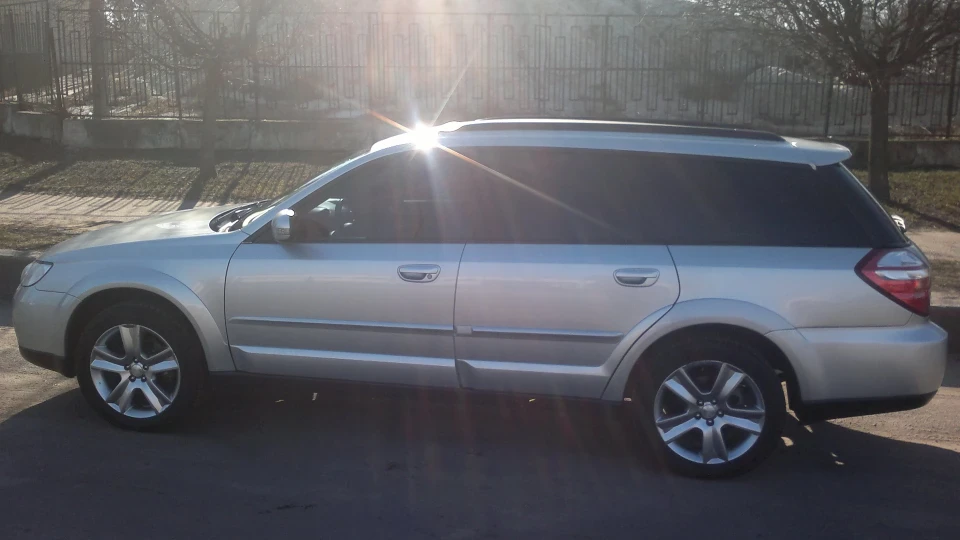 Subaru Outback сріблястий металік 3