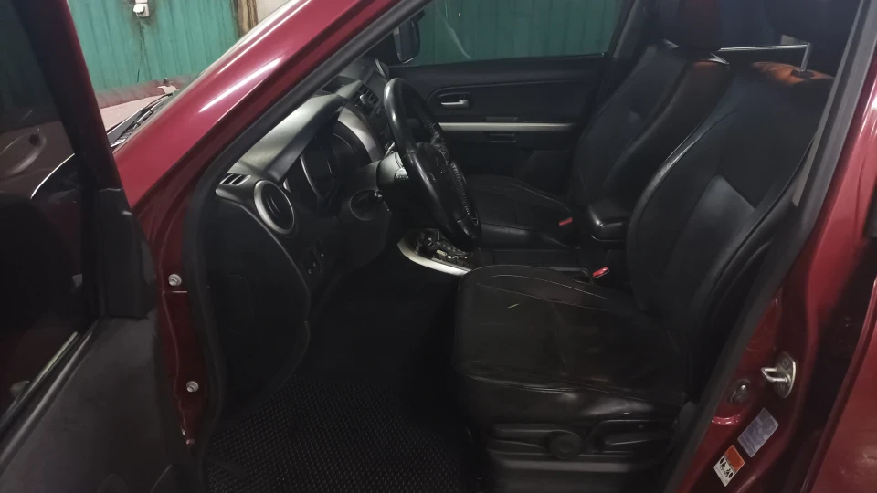 Suzuki Grand Vitara 2.0 ат 2